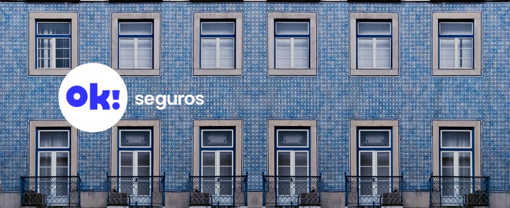 Fachada com azulejos azuis e o símbolo da ok! seguros.
